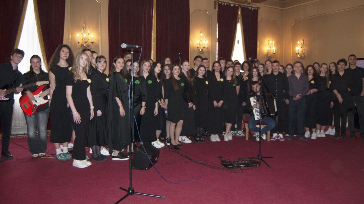 U NPS svečano otvorena izložba 'Kaleidoskop teatra kroz objektiv mladih'