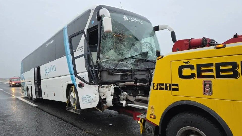 Vozač automobila na mjestu je preminuo, dok niko od putnika i vozača iz autobusa nije povrijeđen