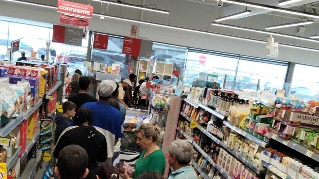 U Portugalu i Španiji ljudi panično pokupovali vodu i hranu 