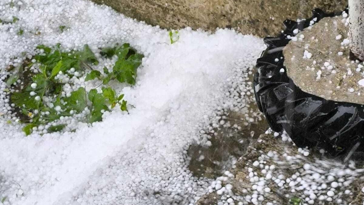 Mještani područja pogođenih nevremenom rekli su da je kod njihovih kuća padao led, koji je u potpunosti zabijelio tlo