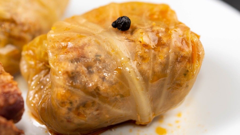 Naime, jedni tvrde da se jaje stavi u smjesu kako bi bila čvršća, odnosno da poveže sastojke