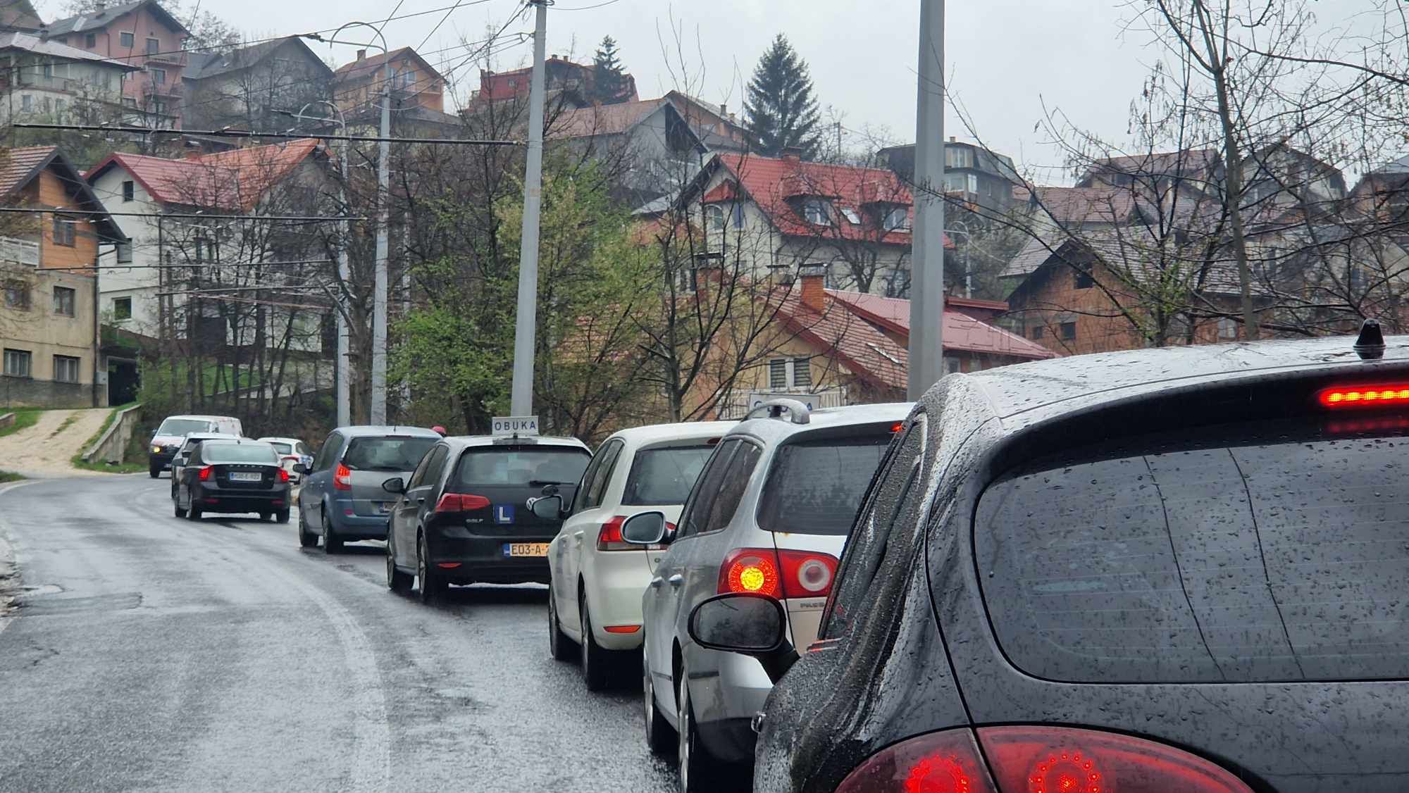 Pored problema koje je stvorila za vozače, kontaktna mreža je opasna i za pješake koji se kreću ovim putem.