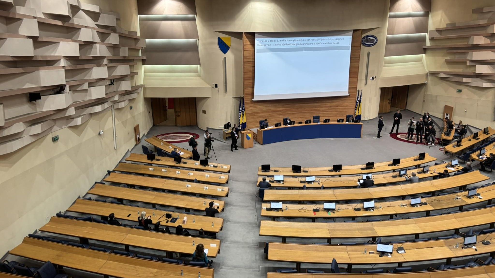 Na sjednici se raspravljalo se o Prijedlogu za rekonstrukciju Vijeća ministara BiH.                                       