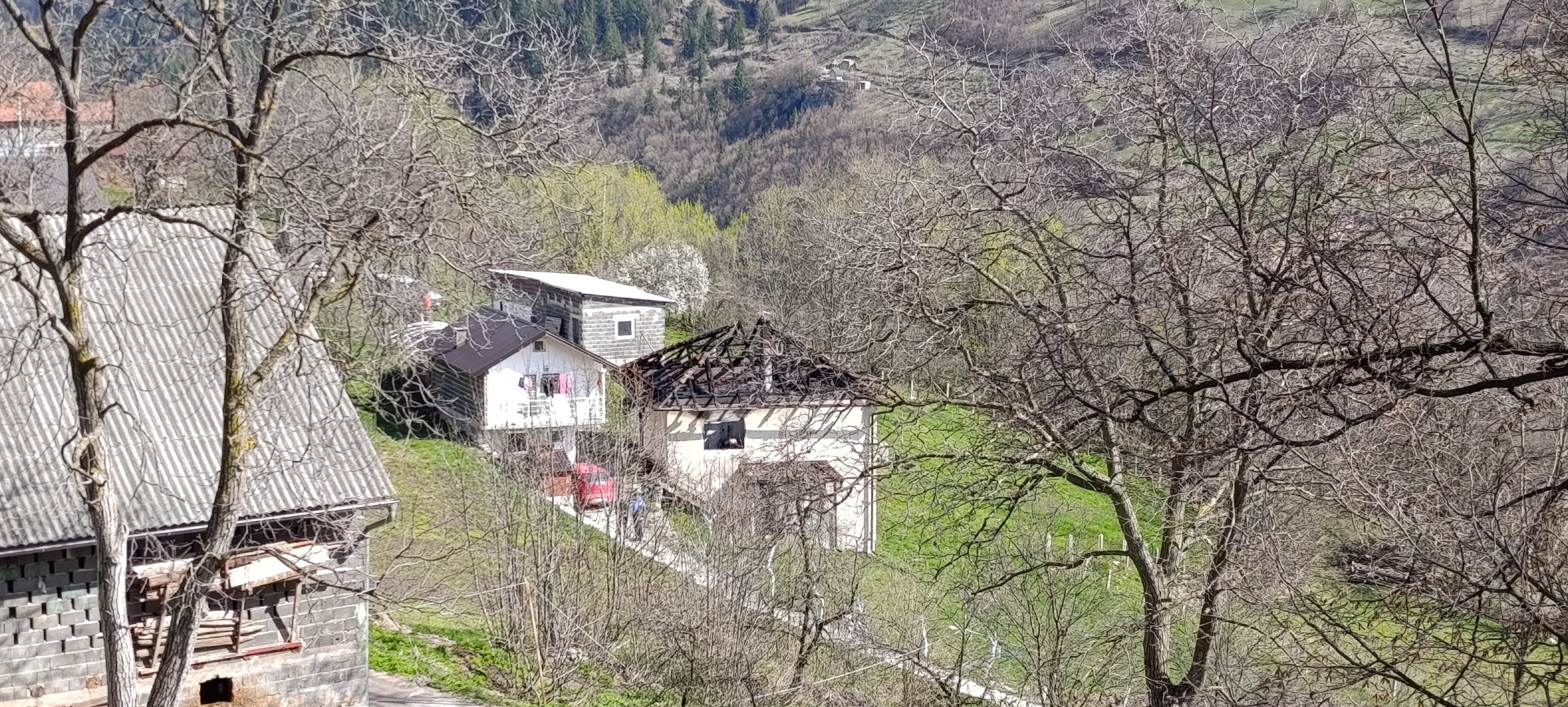 Požar je izazvao veliku materijalnu štetu, a sve tri osobe su pretrpjele tjelesne opekotine