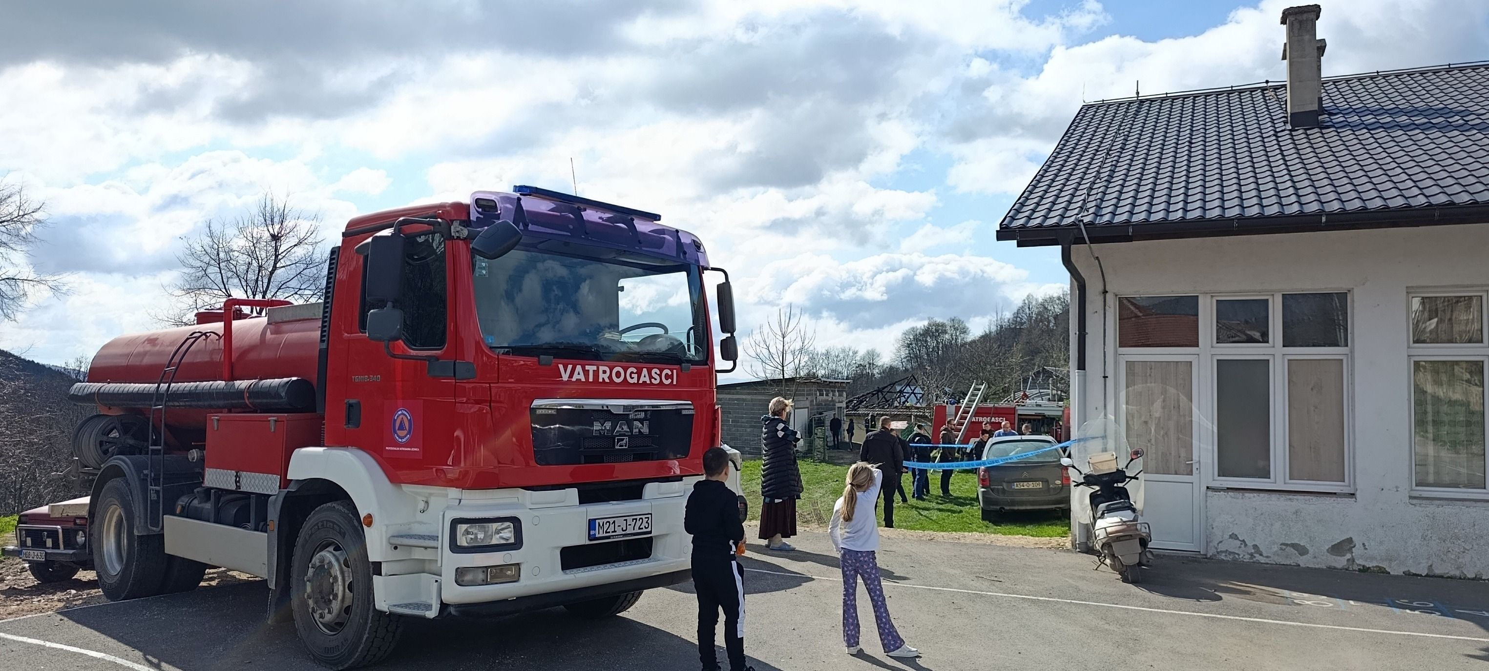 Požar je izazvao veliku materijalnu štetu, a sve tri osobe su pretrpjele tjelesne opekotine