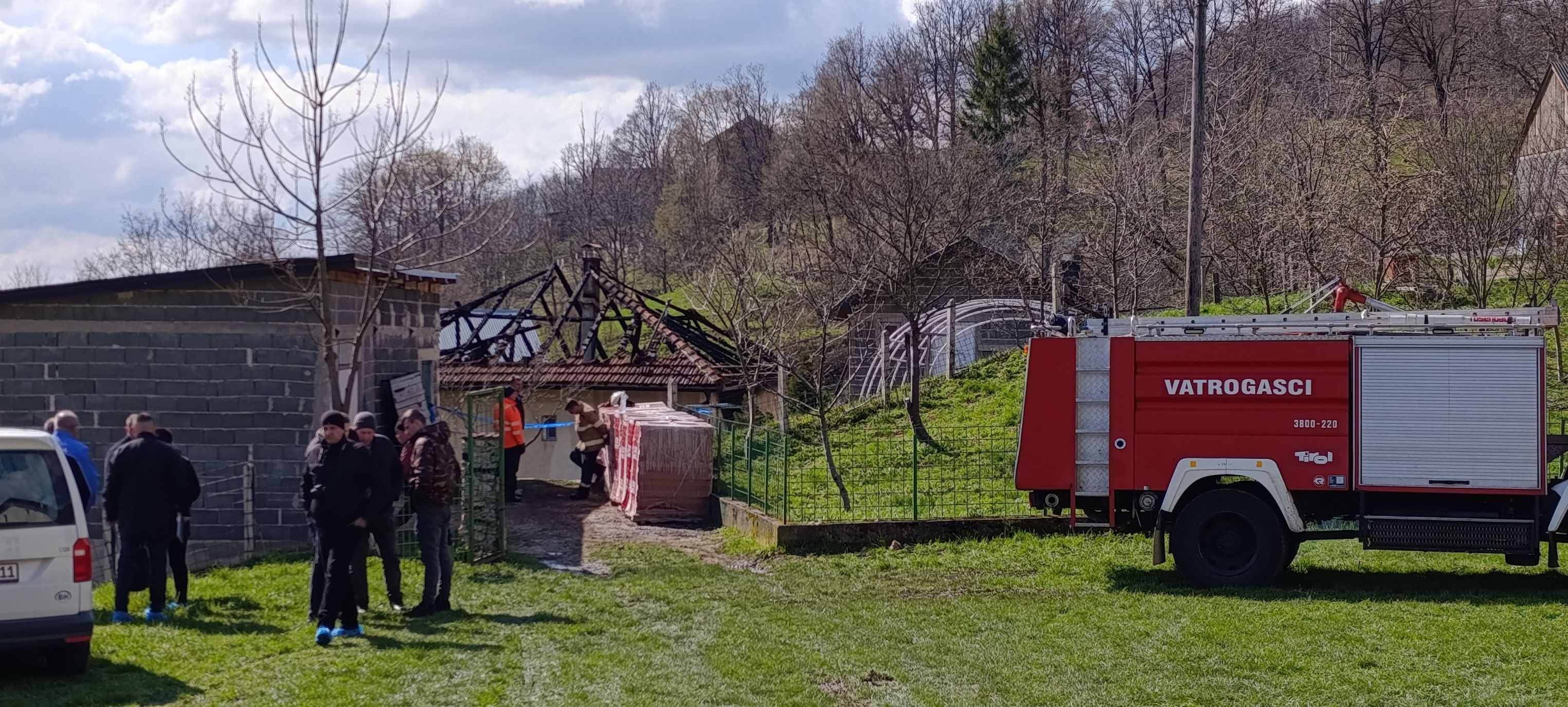 Požar je izazvao veliku materijalnu štetu, a sve tri osobe su pretrpjele tjelesne opekotine