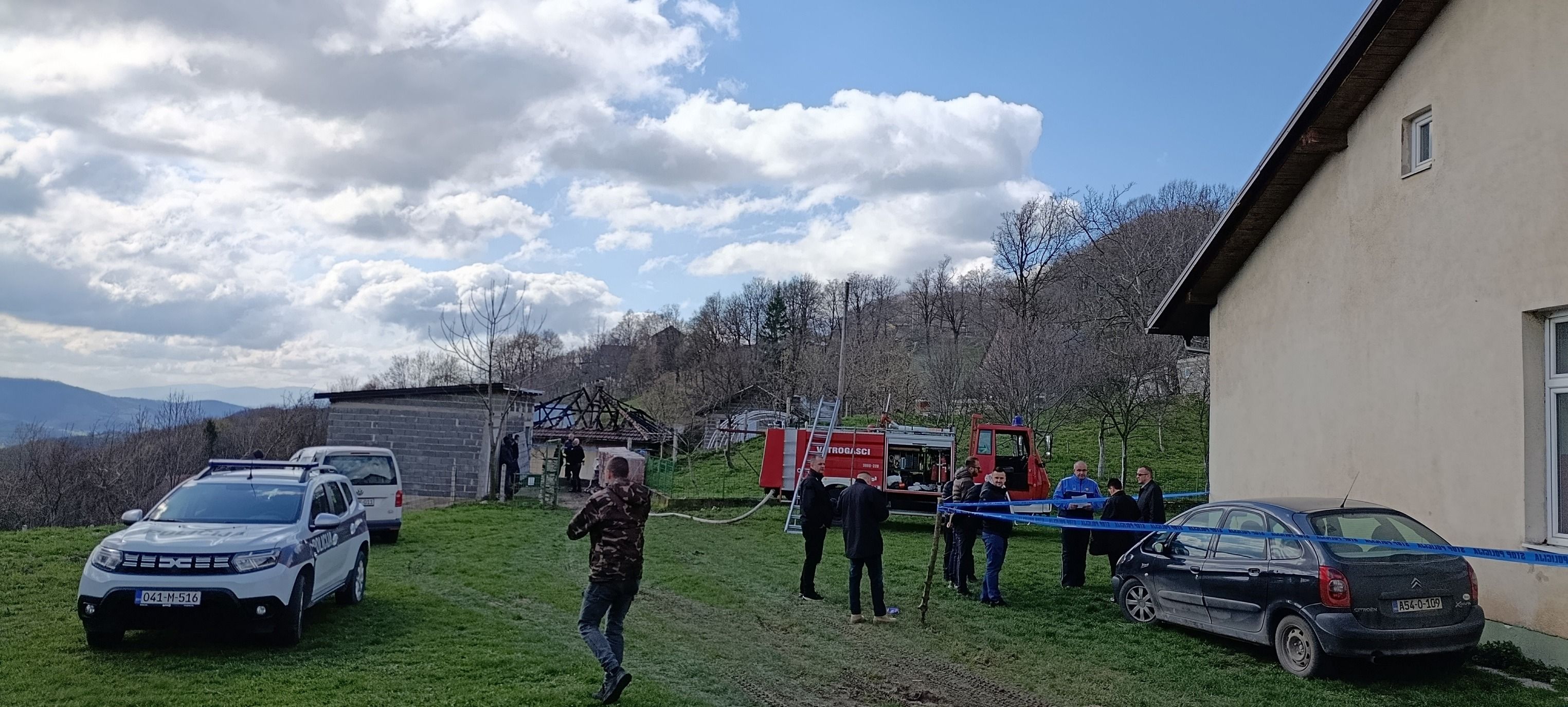 Požar je izazvao veliku materijalnu štetu, a sve tri osobe su pretrpjele tjelesne opekotine