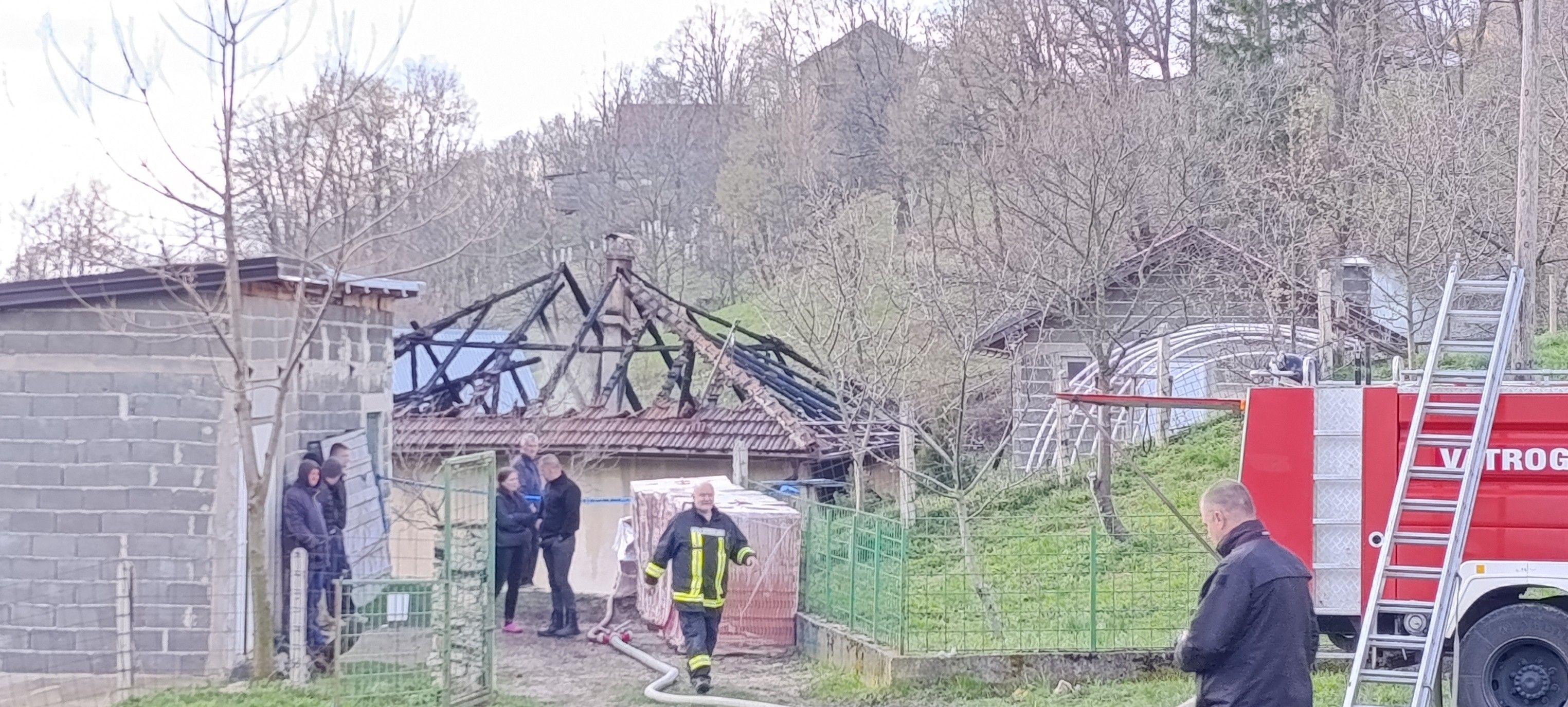 Požar je izazvao veliku materijalnu štetu, a sve tri osobe su pretrpjele tjelesne opekotine