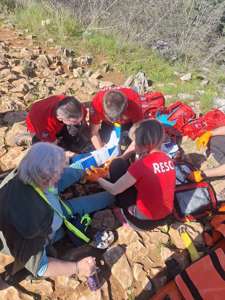  Nakon pružene medicinske pomoći i previjanja, žena je uz pomoć spasilaca uspjela nastaviti silazak do podnožja.