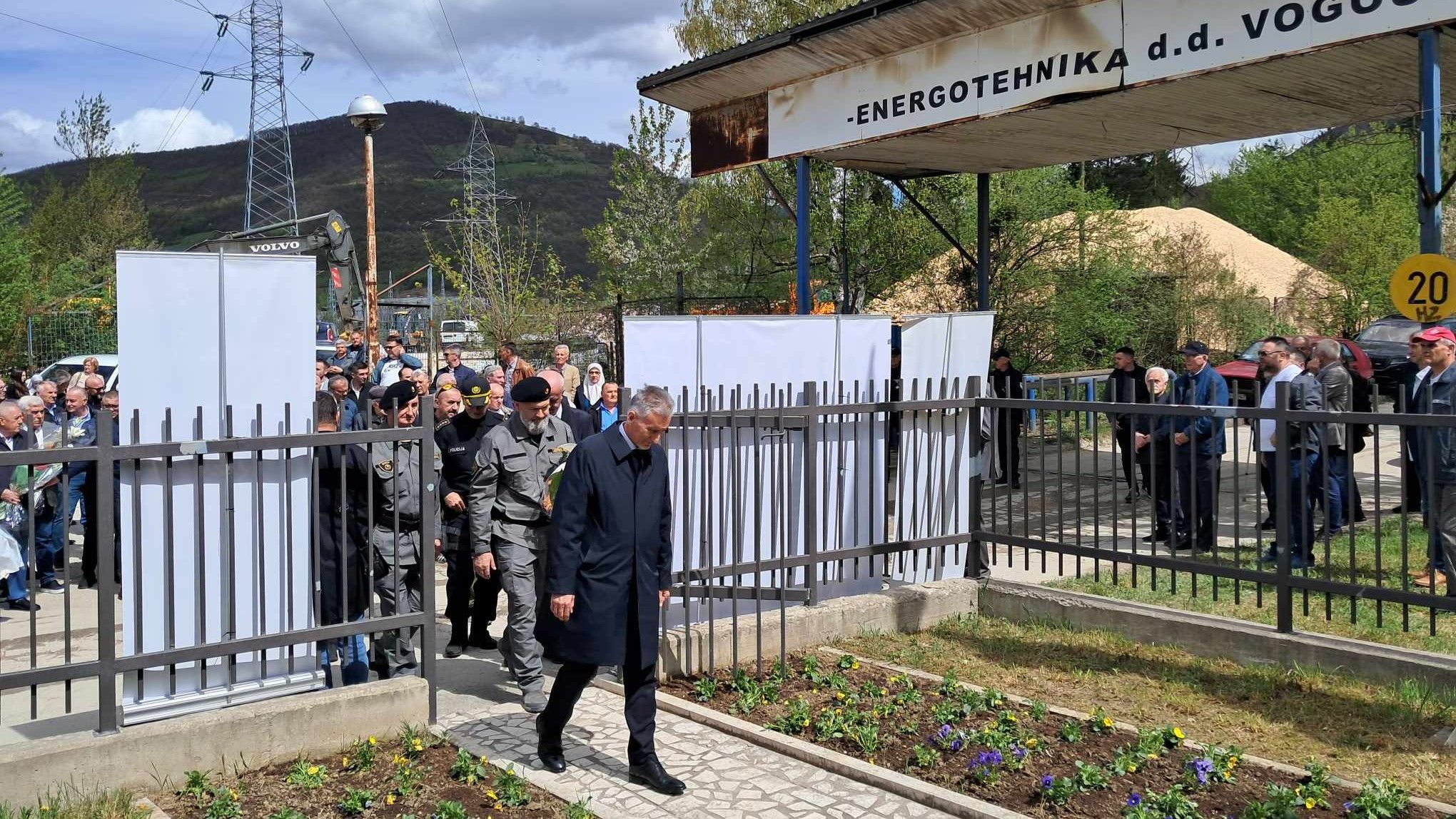 Na centralnoj manifestaciji koja je održana kod takozvane teretne fabričke kapije ukazano je na značaj akcije "Pretis" u spašavanju Sarajeva