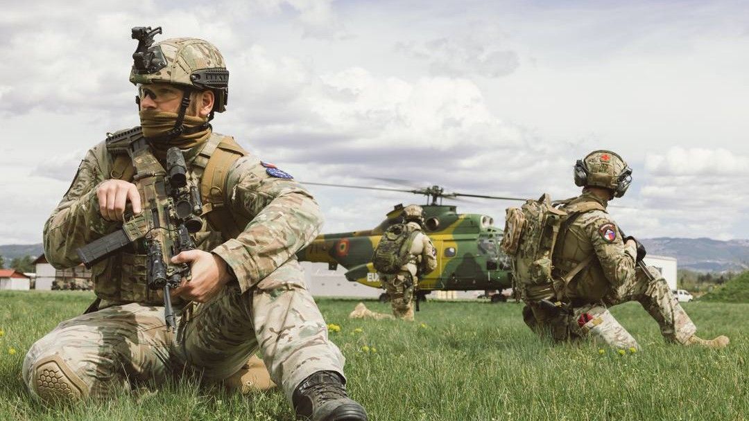 Vojnici EUFOR-a iz Multinacionalnog bataljona nastavljaju s intenzivnim vojnim obukama u saradnji s vazduhoplovnim odredom.