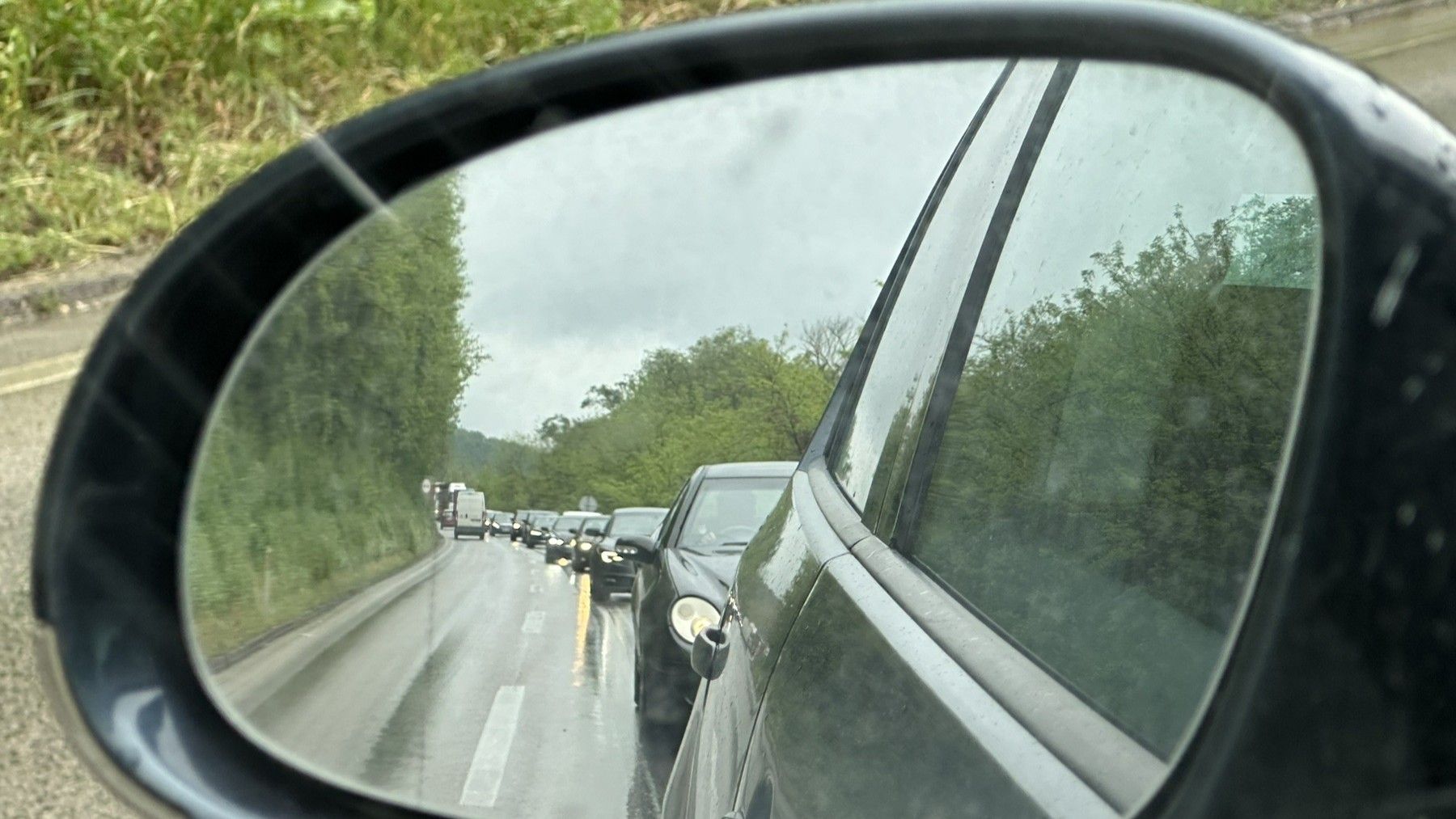 Jeziva fotografija s mjesta nesreće: Automobil sletio s ceste na ulazu u Modriču