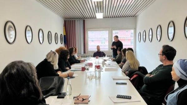 U fokusu drame je Bernarda Alba, koja nakon smrti muža zatvara svoje kćeri u kuću i osuđuje ih na osam godina žalosti