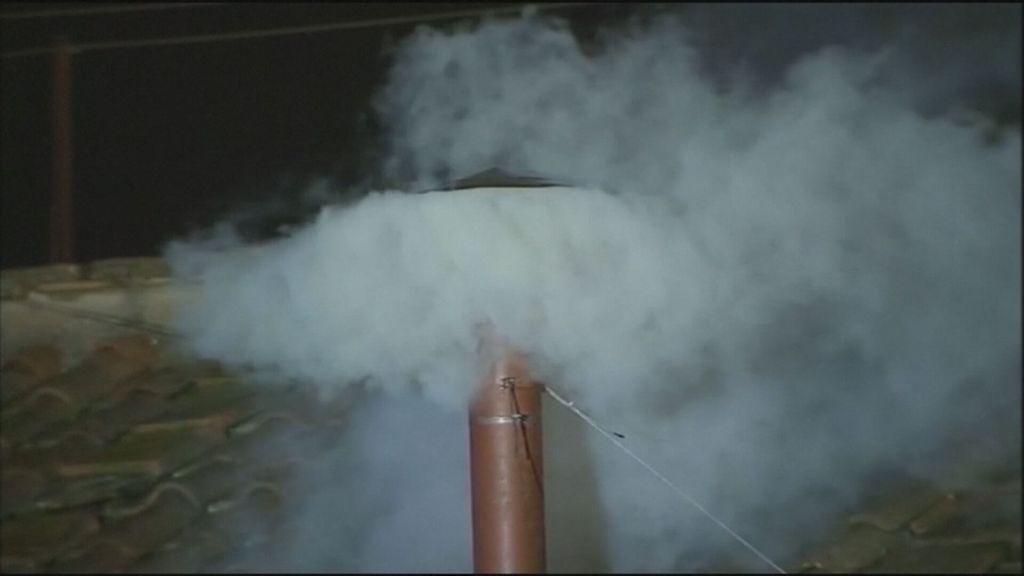 Evo šta sve prethodi bijelom dimu: Ako glasova ima dovoljno izabran je novi papa, ako ne...