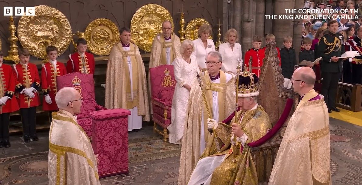 Čitač s usana: Princ Harry je ismijavao Charlesa tokom krunidbe