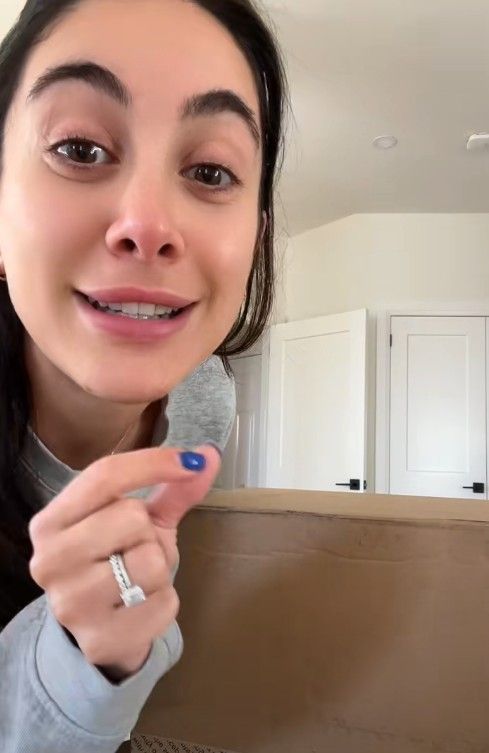 iktorija je, ne sluteći ništa, otvorila vrata i preuzela pošiljku, dok je njen suprug bio zauzet telefonskim razgovorom