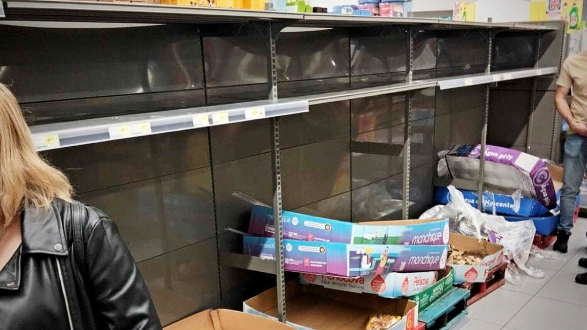 George Atkins, koji je snimio fotografije, kaže da su on i hiljade drugih ostali bez vode