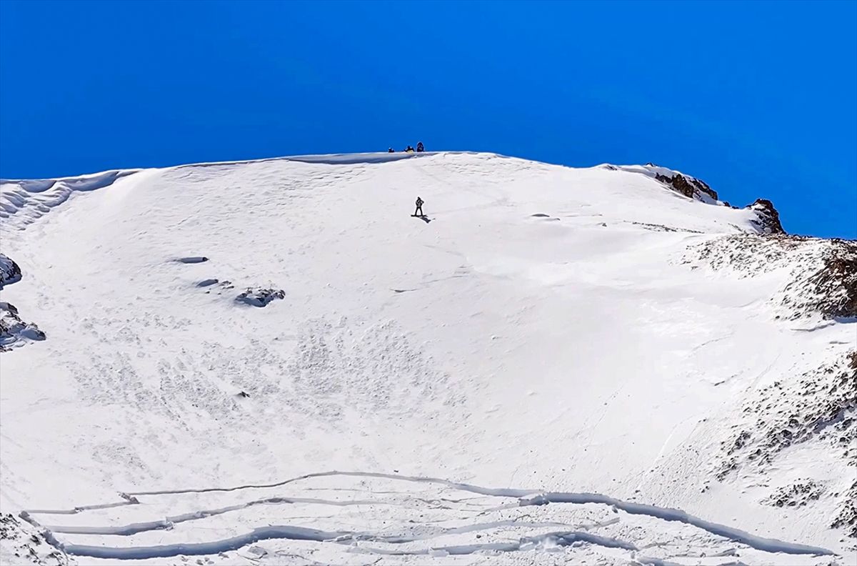 Gunovi prijatelji, koji su preživjeli lavinu u posljednjem trenutku, također su morali da se spuste drugom rutom.