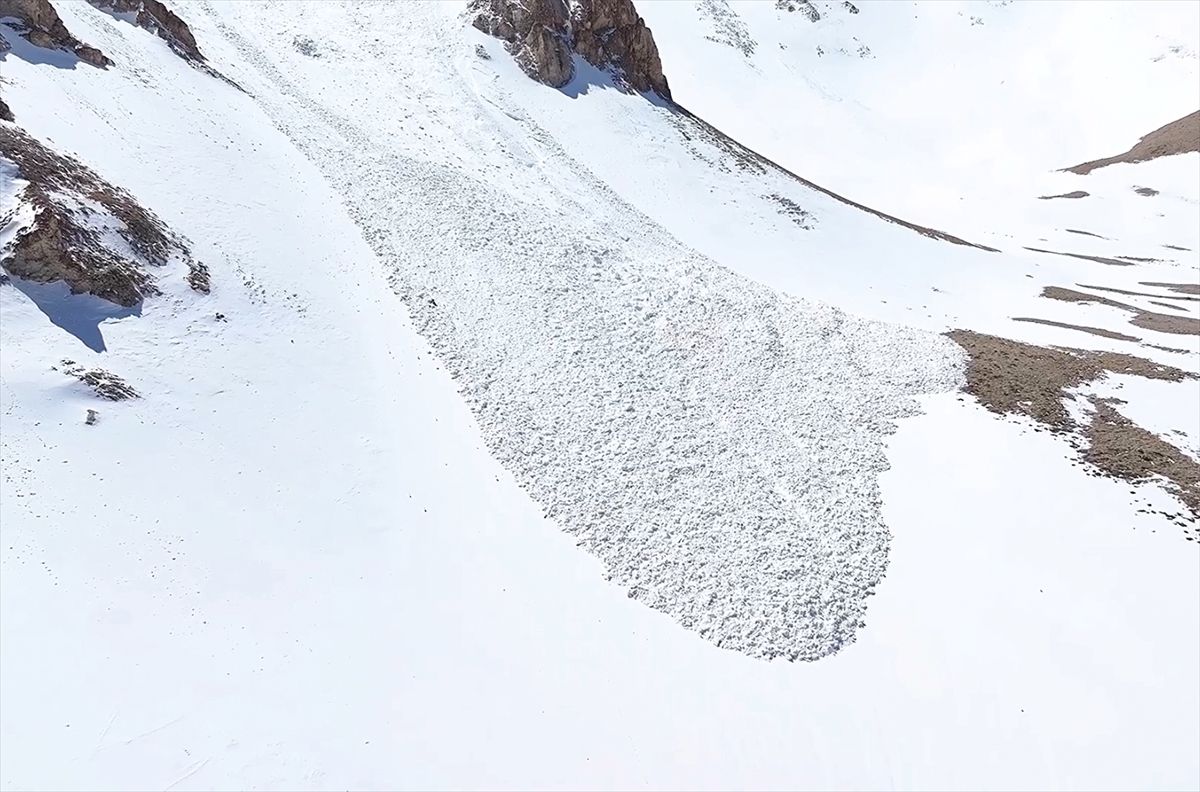 Gunovi prijatelji, koji su preživjeli lavinu u posljednjem trenutku, također su morali da se spuste drugom rutom.