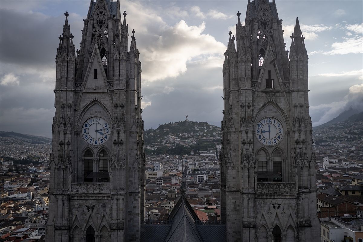U ovom gradu se nalazi i veliki broj muzeja među kojima je i muzej pretkolumbijske umjetnosti Casa del Alabado, Fundacion Guayasamin, posvećen je najpoznatijem umjetniku Ekvadora.