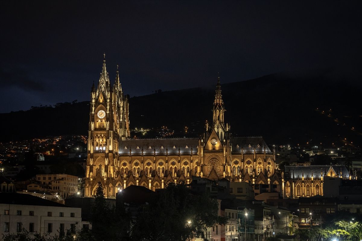 U ovom gradu se nalazi i veliki broj muzeja među kojima je i muzej pretkolumbijske umjetnosti Casa del Alabado, Fundacion Guayasamin, posvećen je najpoznatijem umjetniku Ekvadora.