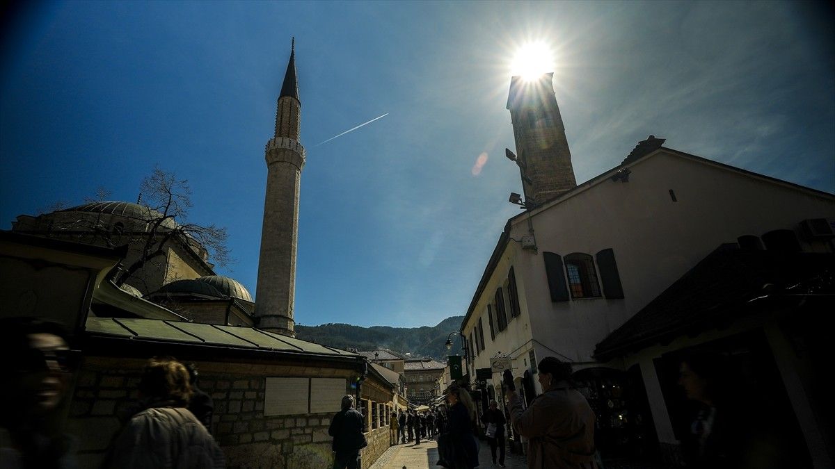 Sarajevo je prepoznatljivi duh tolerancije i međureligijskog poštovanja sačuvalo i u najtežim danima opsade '90-ih godina, a danas svijetu može služiti kao uzor