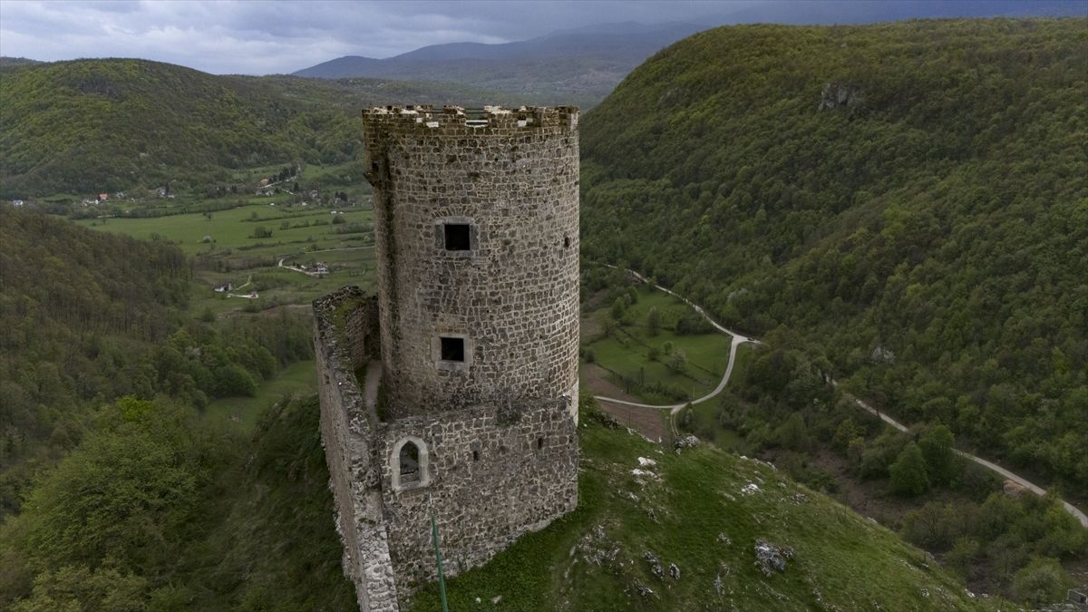U Bosni i Hercegovini ima oko stotinjak srednjovjekovnih gradova, preko trideset ih je samo oko Bihaća...