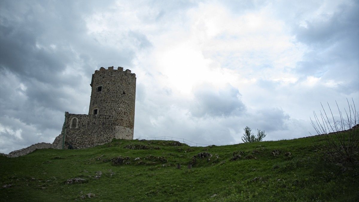 U Bosni i Hercegovini ima oko stotinjak srednjovjekovnih gradova, preko trideset ih je samo oko Bihaća...