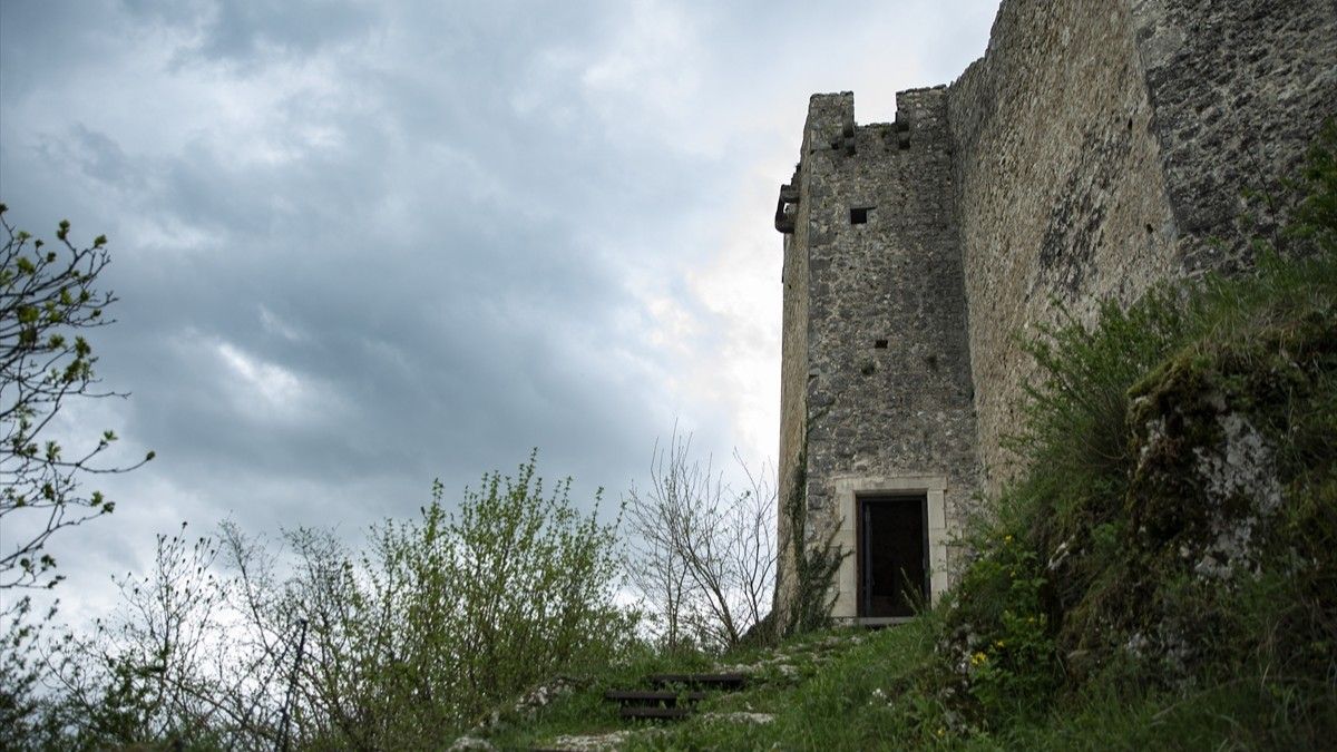 U Bosni i Hercegovini ima oko stotinjak srednjovjekovnih gradova, preko trideset ih je samo oko Bihaća...
