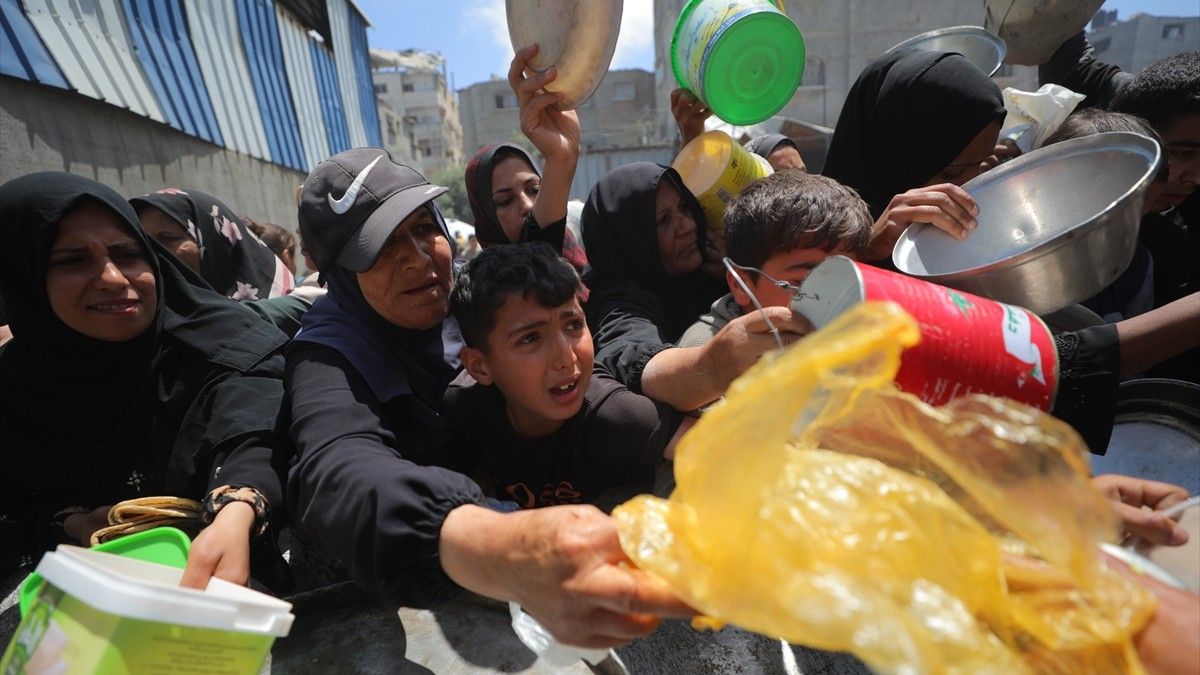 Gaza: Palestinska djeca u dugim redovima čekaju hranu