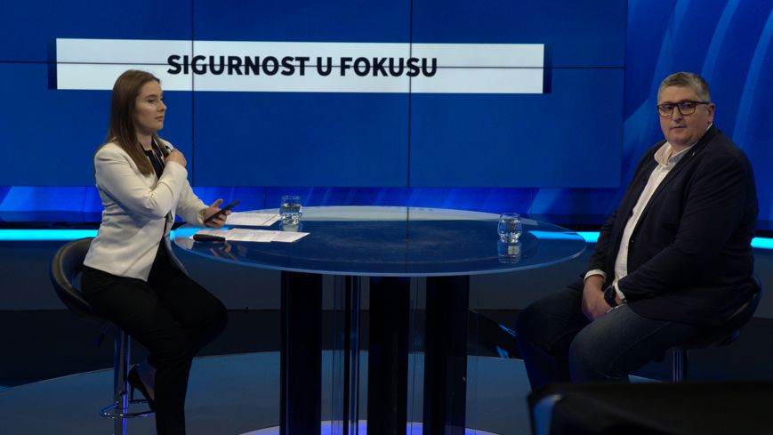 Kako rješiti krizu izazvanu secesionističkim potezima Dodika i koliko je za cijelu situaciju odgovoran visoki predstavnik Christian Schmidt analizirali smo s Nedžadom Ahatovićem