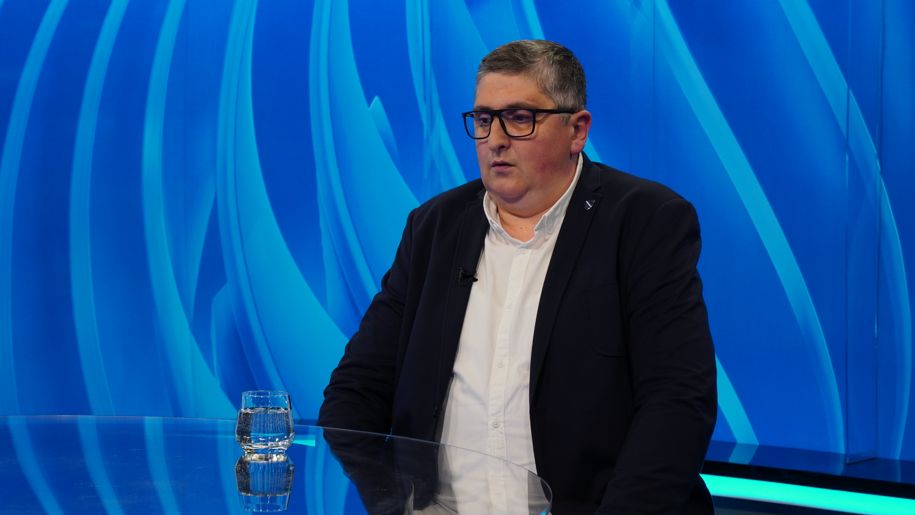 Kako rješiti krizu izazvanu secesionističkim potezima Dodika i koliko je za cijelu situaciju odgovoran visoki predstavnik Christian Schmidt analizirali smo s Nedžadom Ahatovićem