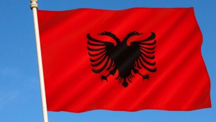 Ankete pokazuju da Rama uvjerljivo vodi nad Berishom, koji je oslabljen optužbama za korupciju. 