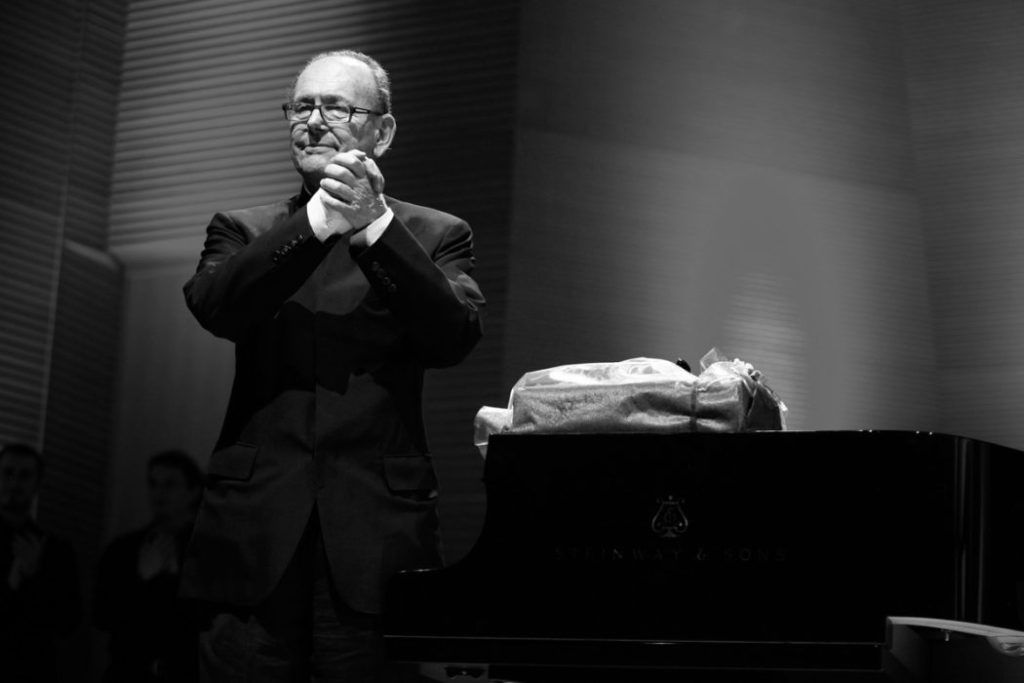 Kompozitor, dirigent, aranžer, pijanist, tekstopisac, libretist i producent Alfi Kabiljo preminuo je u 90. goidini, piše Index.hr.