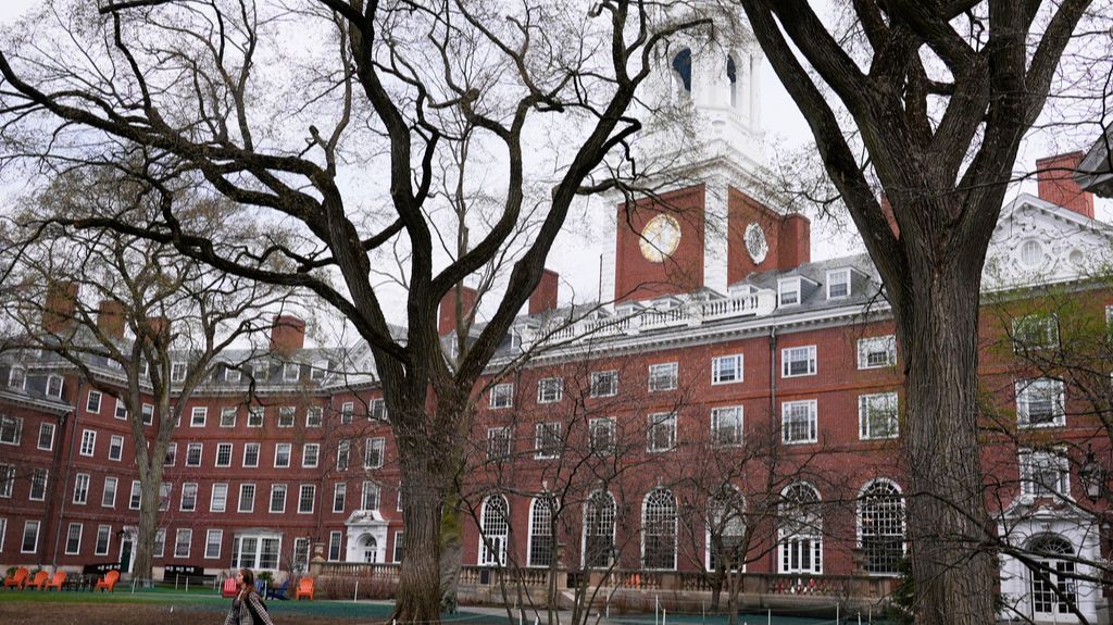 Kao uzrok neizvjesnosti oko budućeg finansiranja navode se optužbe same administracije o kršenju građanskih prava na univerzitetu.