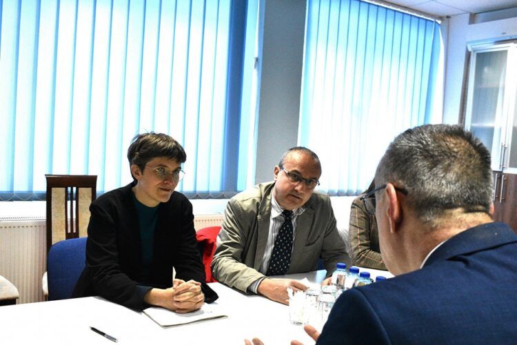 Podsjeća da se Dodik već nalazi na listi sankcionisanih osoba u Njemačkoj i Austriji te da više ne može posjećivati te dvije zemlje “koje su ključne za Zapadni Balkan”.