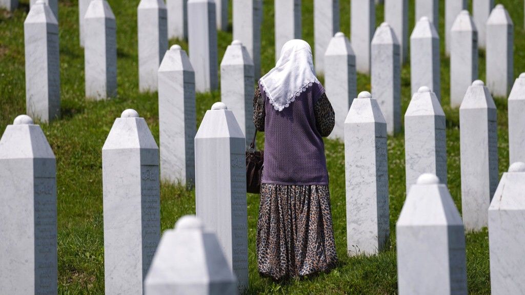 Nakon dugogodišnjeg lobiranja i razgovora s predstavnicima vlasti te traženja podrške drugih srodnih udruženja, SIBH-France je dobio dozvolu za izgradnju spomenika