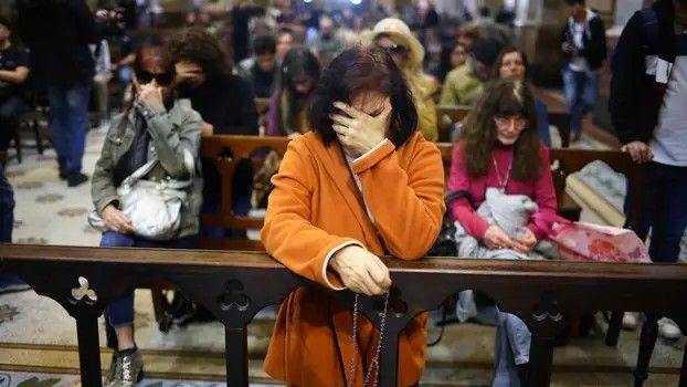 Rano ujutro u Buenos Airesu, tek što su saznali da je umro, ljudi su počeli dolaziti u katedralu kako bi se pomolili i zapalili svijeću „svom” Papi