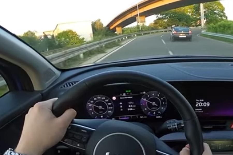 Također modificira druge sisteme, kao što je klimatizacijski sistem (kompresor radi s manjom snagom pa se ne smanjuje snaga motora).