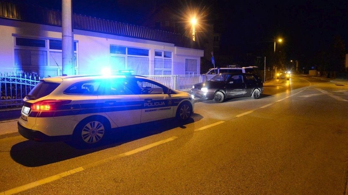 Uprkos jasnim zvučnim i svjetlosnim signalima policije da se zaustave, vozač i dalje nastavlja vožnju