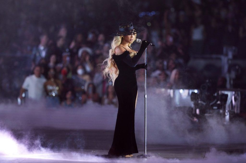 function r(){if(it(n),n.value===Hm){let o=null;throw new D(-950,o)}return n.value}