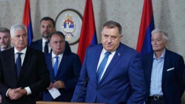 Što se tiče ‘odgovornih’ u državnim institucijama ove zemlje, oni se ponašaju kao dvorske lude, uzajamno se sudaraju i stvaraju privid kako nešto ‘korisno’ rade