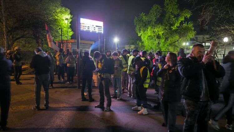 Blokada javnih servisa i dalje traje jer su poručili da će tu biti dok se ne raspiše novi konkurs ili dok se RTS ne ugasi.
