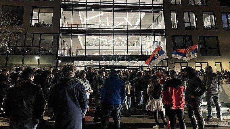 Blokada javnih servisa i dalje traje jer su poručili da će tu biti dok se ne raspiše novi konkurs ili dok se RTS ne ugasi.
