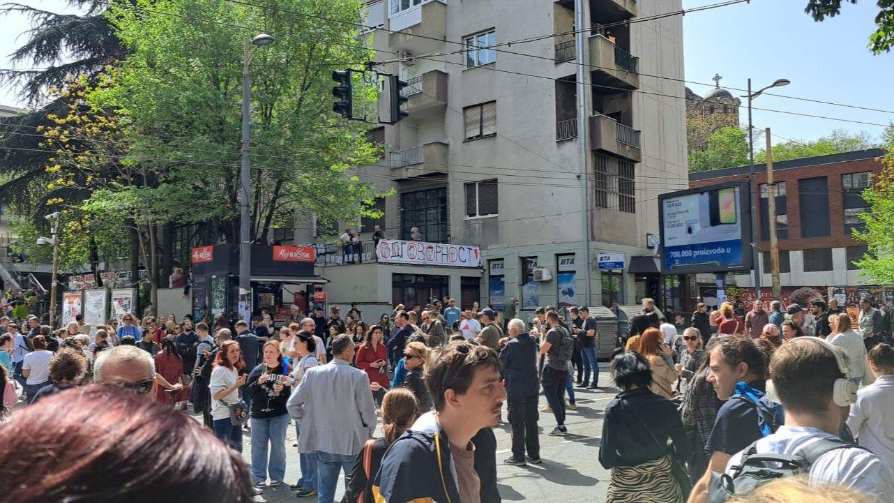 Među okupljenima nisu samo studenti nego su prisutni i stariji građani koji od ranih jutarnjih sati blokiraju Radio televiziju Srbije.
