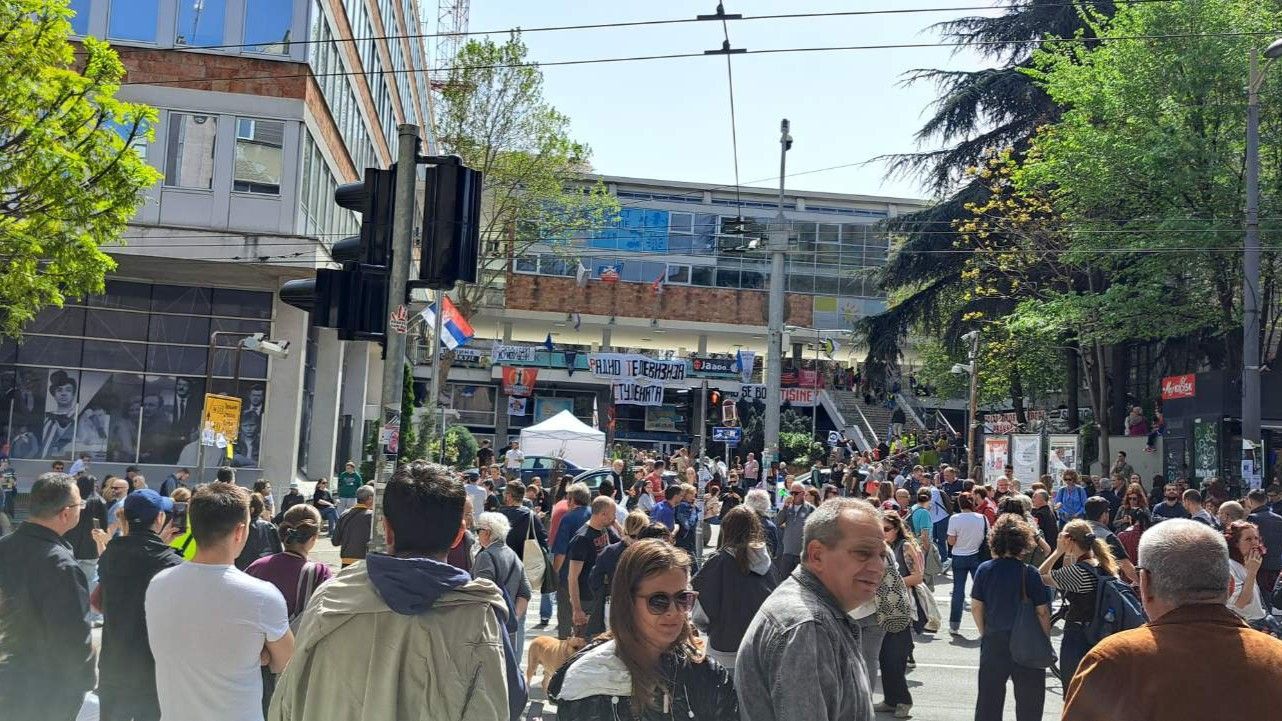 Među okupljenima nisu samo studenti nego su prisutni i stariji građani koji od ranih jutarnjih sati blokiraju Radio televiziju Srbije.