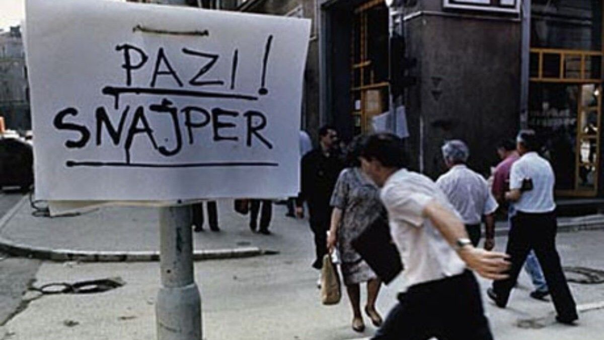 Na današnji dan snage bosanskih Srba izvršile su blokadu Sarajeva, zahtijevajući podjelu grada