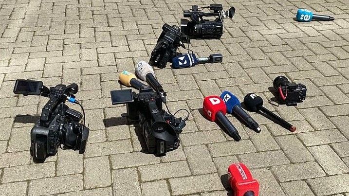 Ova akcija novinara je došla u znak protesta jer Kurti u prethodnih sedam dana nije rekao ni riječ medijima uprkos pet održanih sjednica Skupštine u tom periodu.