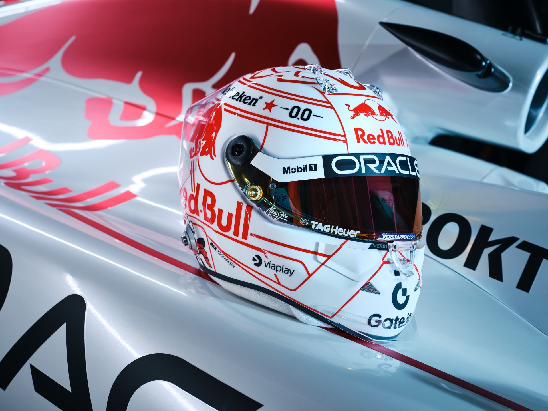 Upečatljiva kombinacija bijele i crvene boje krasi oba bolida RB21