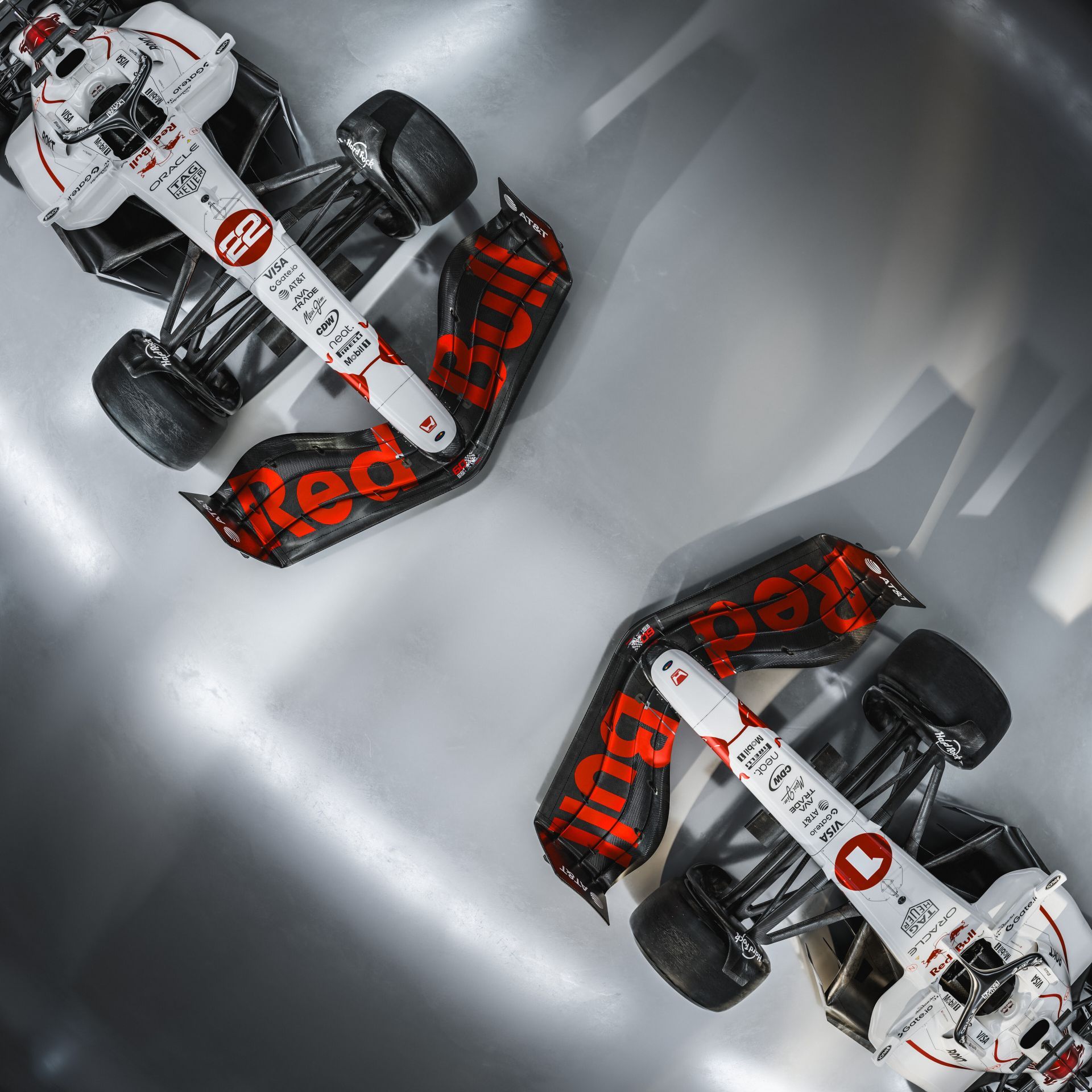 Upečatljiva kombinacija bijele i crvene boje krasi oba bolida RB21